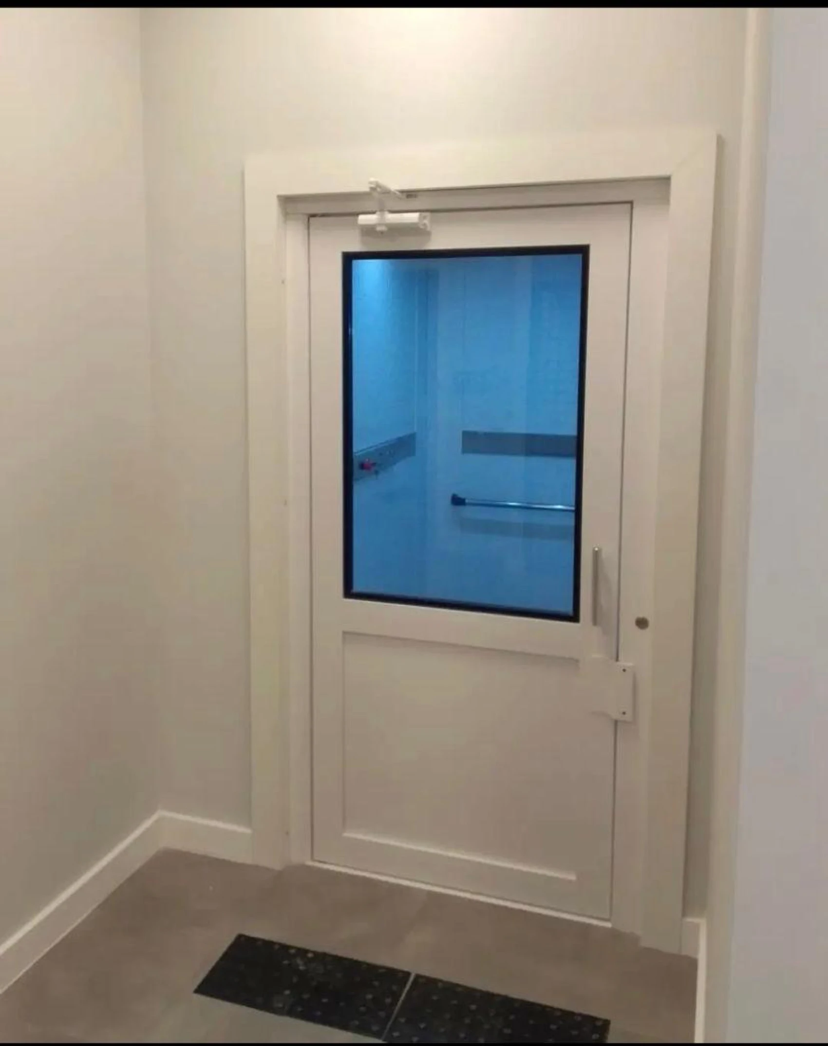 Plataforma com cabine — acabamento branco, porta fechada