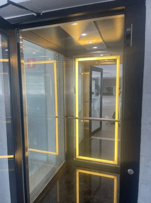 Plataforma de acessibilidade cabinada — acabamento preto com iluminação LED