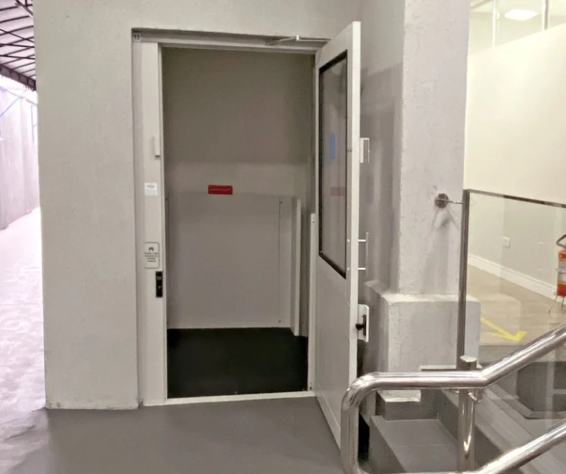 Plataforma de acessibilidade meia cabina instalada em ambiente comercial