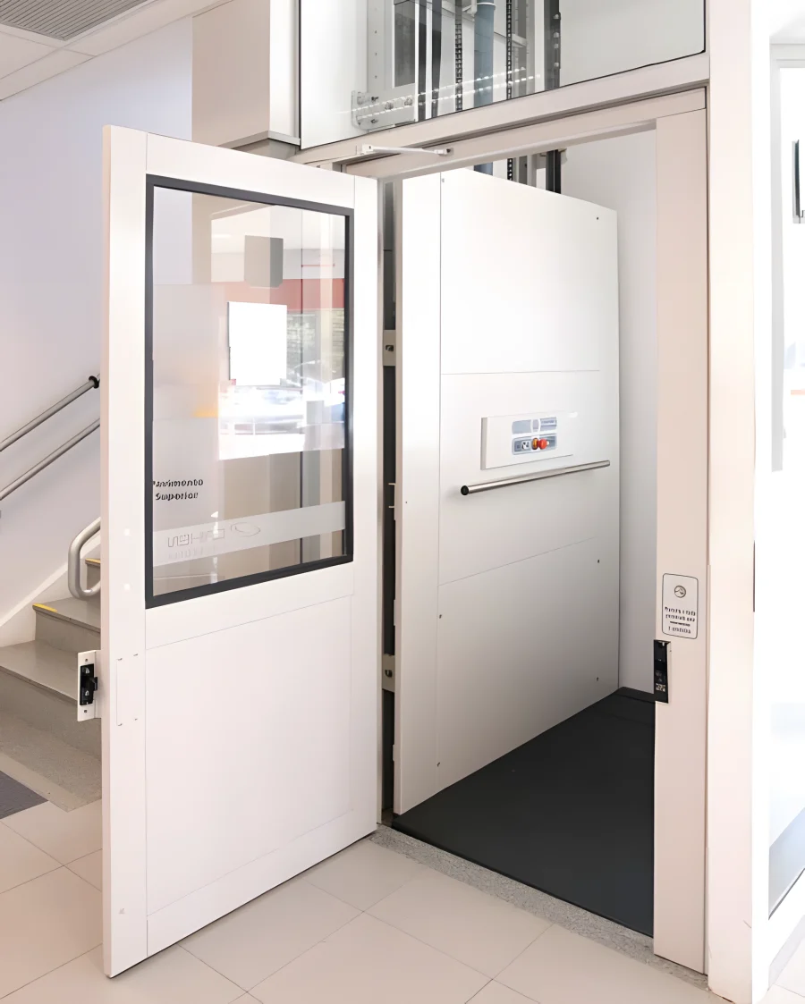 Plataforma de acessibilidade meia cabina branco gelo com porta de vidro