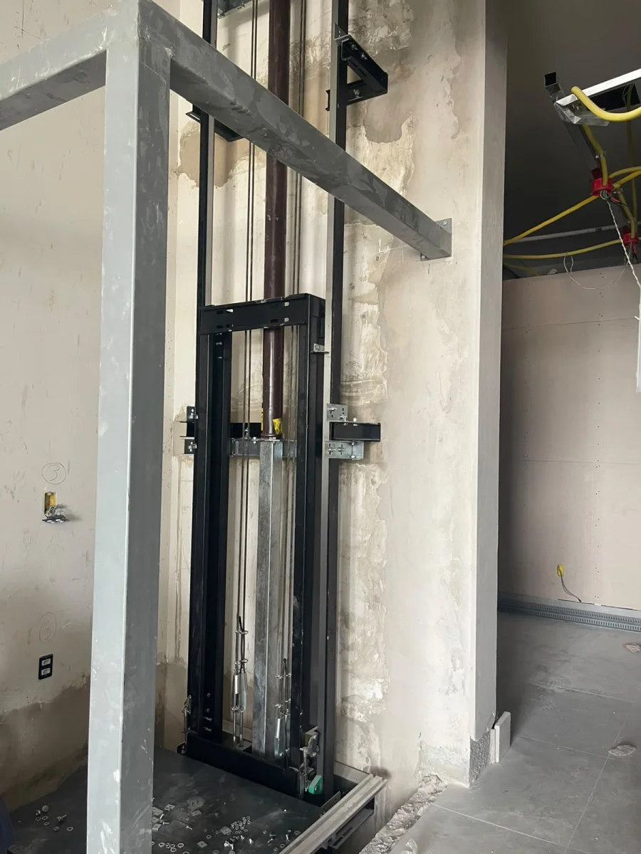 Coluna-guia de plataforma de elevador instalada pela Select