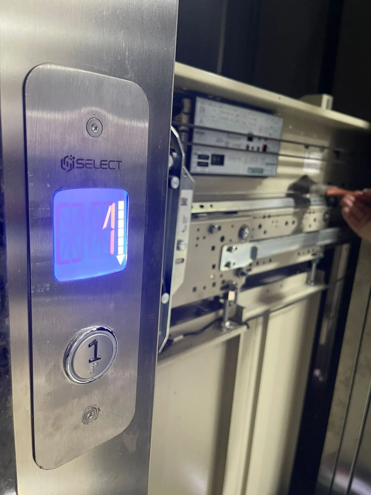 Botoeira Select e manutenção interna de elevador