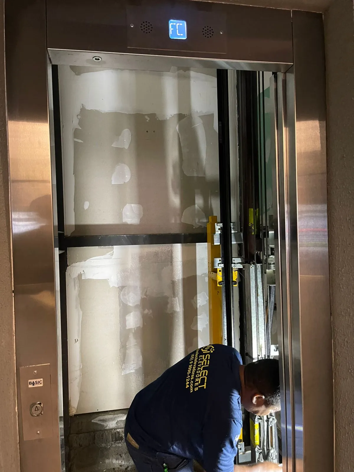 Elevador residencial em fase final de modernização