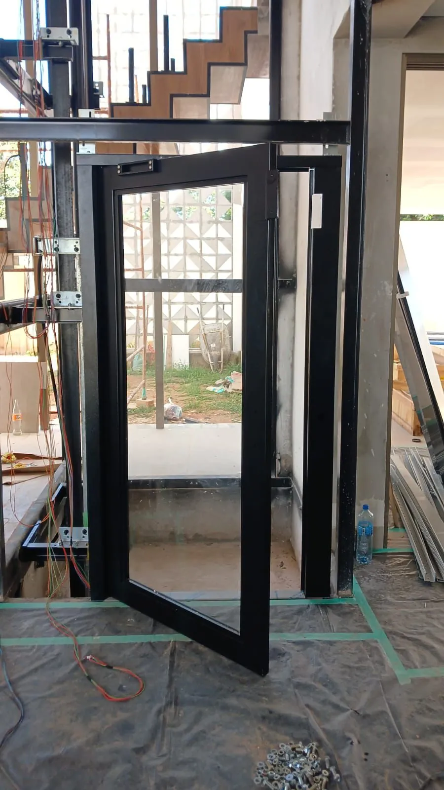 Cabine moderna com porta de vidro instalada pela Select